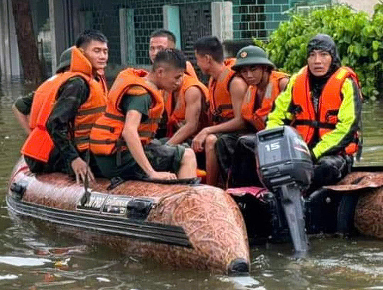 Xuồng hơi của thanh niên tình nguyện Thủ đô hỗ trợ các cán bộ, chiến sĩ lực lượng vũ trang tiếp cận người dân vùng lũ.