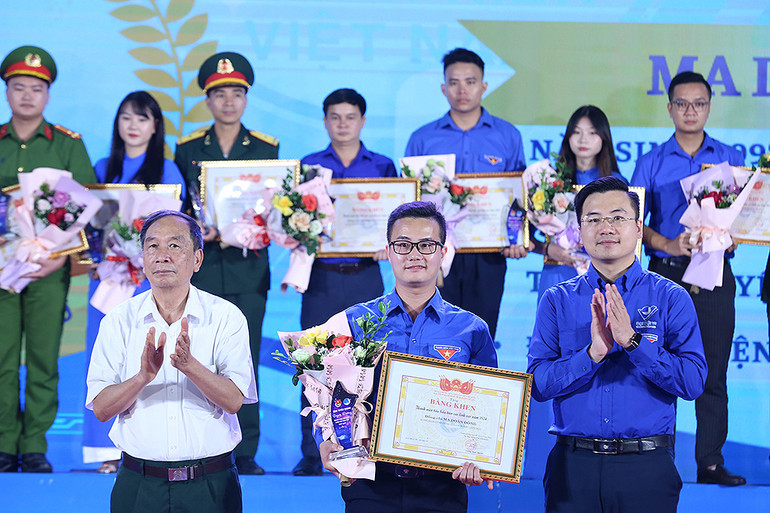 Đại diện Tỉnh đoàn và các đơn vị liên quan vinh danh những "Thanh niên tiêu biểu trên các lĩnh vực" năm 2024 của tỉnh Tuyên Quang.