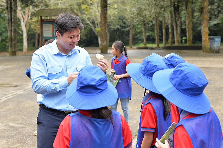 Đồng chí Vũ Gia Dân và thiếu nhi tại Vườn quốc gia Cúc Phương trao đổi về bảo vệ môi trường và nguồn nước sạch.