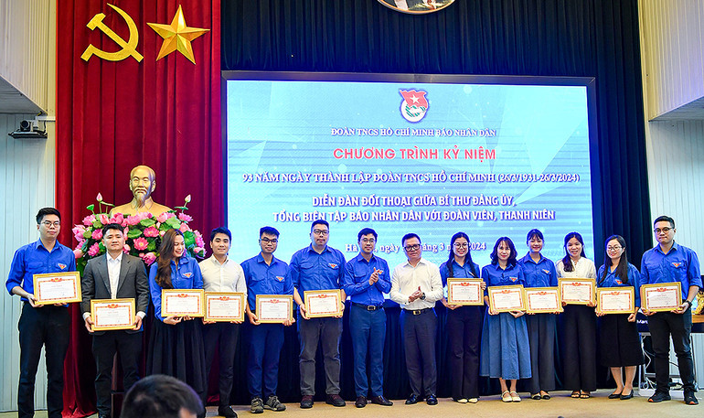 Tổng Biên tập Báo Nhân Dân Lê Quốc Minh và Bí thư Đoàn Khối các cơ quan Trung ương Bùi Hoàng Tùng trao Bằng khen tặng đoàn viên, thanh niên có thành tích xuất sắc.