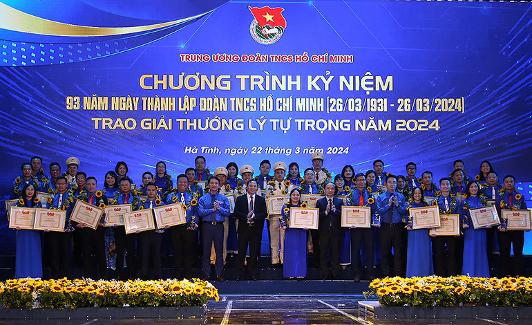 Đại diện lãnh đạo các bộ, ban, ngành cùng các cá nhân giành Giải thưởng Lý Tự Trọng năm 2024.