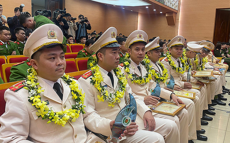 Các Gương mặt trẻ Công an Thủ đô tiêu biểu, xuất sắc năm 2023 tại buổi lễ.