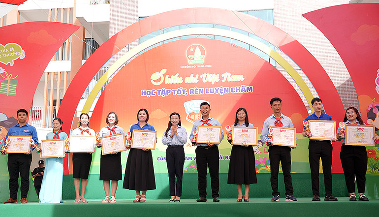 Bí thư Trung ương Đoàn, Chủ tịch Hội đồng Đội Trung ương Nguyễn Phạm Duy Trang (ở giữa) trao Bằng khen tặng các đơn vị có thành tích xuất sắc trong triển khai ứng dụng "Làm việc tốt". Bí thư Trung ương Đoàn, Chủ tịch Hội đồng Đội Trung ương Nguyễn Phạm Duy Trang (ở giữa) trao Bằng khen tặng các đơn vị có thành tích xuất sắc trong triển khai ứng dụng "Làm việc tốt".