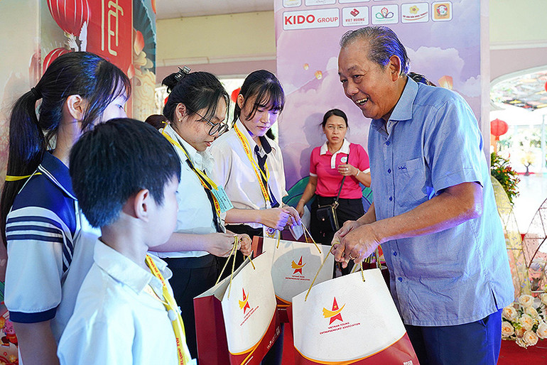 Đồng chí Trương Hòa Bình trao quà tặng thiếu nhi mồ côi do Covid-19 tại chương trình.