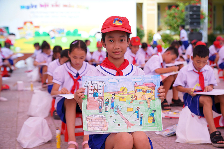 Thiếu nhi Quảng Bình vẽ các chiến sĩ tình nguyện tham gia dọn vệ sinh sau bão số 3.