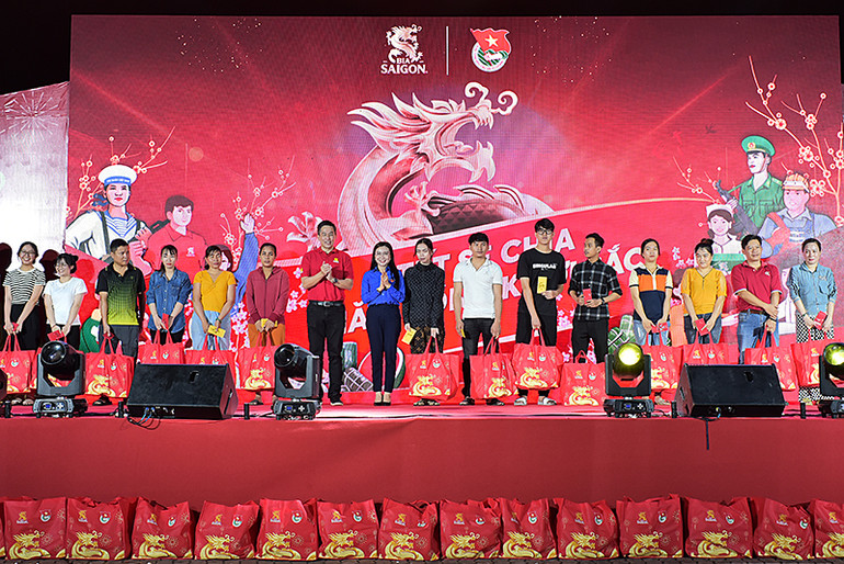 Đại diện Ban tổ chức chương trình trao quà tặng người lao động có hoàn cảnh khó khăn tại tỉnh Bình Dương. Đại diện Ban tổ chức chương trình trao quà tặng người lao động có hoàn cảnh khó khăn tại tỉnh Bình Dương.