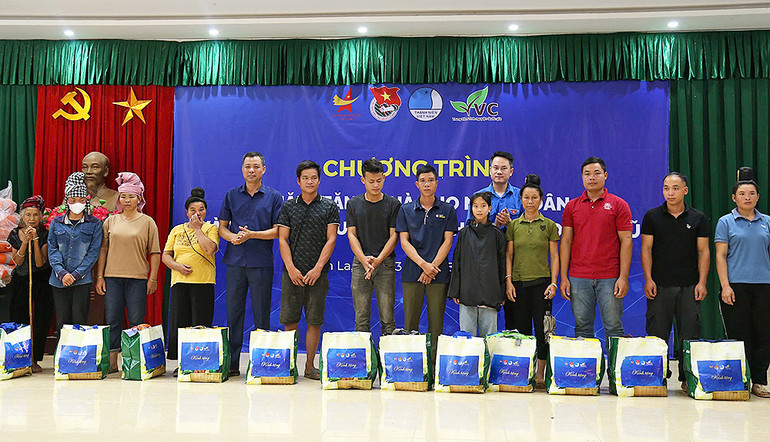 Phó Chủ tịch Thường trực Hội Liên hiệp Thanh niên Việt Nam Nguyễn Kim Quy (thứ 5 từ phải sang) trao hỗ trợ hiện vật tặng người dân địa phương.