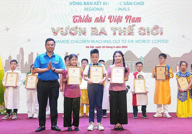 Đồng chí Lê Anh Quân trao giải Nhất tặng Liên đội Trường tiểu học Trưng Vương.