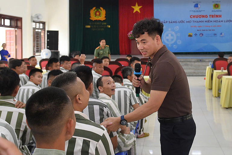 Nghệ sĩ Nhân dân Xuân Bắc giao lưu với các phạm nhân cải tạo tốt.