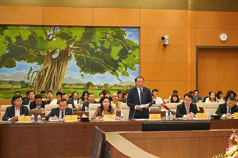 Các đại biểu thảo luận tại phiên giải trình.