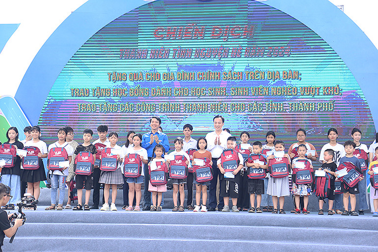 Đại diện Trung ương Đoàn và các đơn vị liên quan trao quà, học bổng tặng thiếu nhi có hoàn cảnh khó khăn trong khuôn khổ lễ ra quân Chiến dịch.
