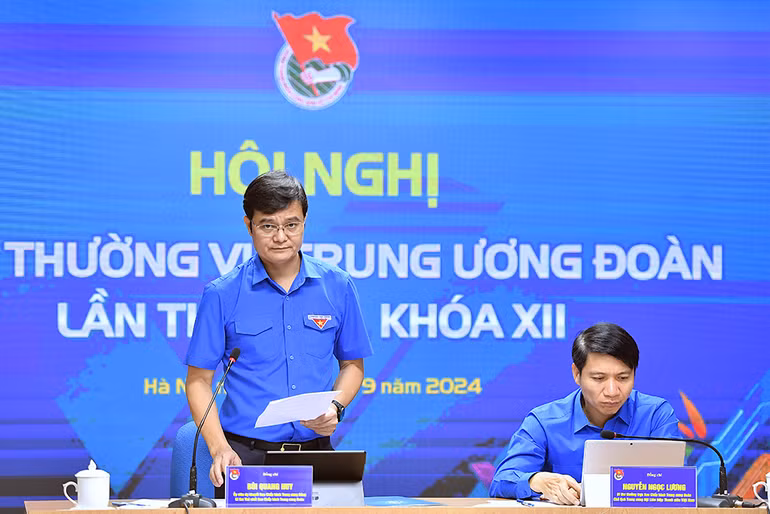 Đồng chí Bùi Quang Huy phát biểu ý kiến tại Hội nghị.