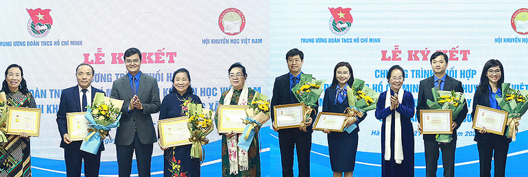 Các đồng chí Nguyễn Thị Doan, Bùi Quang Huy (ở giữa trong mỗi ảnh) trao Kỷ niệm chương "Vì sự nghiệp khuyến học", "Vì thế hệ trẻ" tặng các cá nhân tiêu biểu.