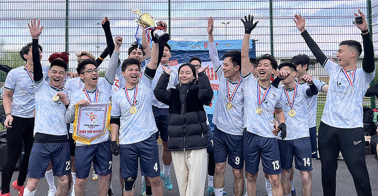 Các thành viên đội tuyển Peaky Blinders trong giây phút đăng quang ngôi vô địch. Các thành viên đội tuyển Peaky Blinders trong giây phút đăng quang ngôi vô địch.