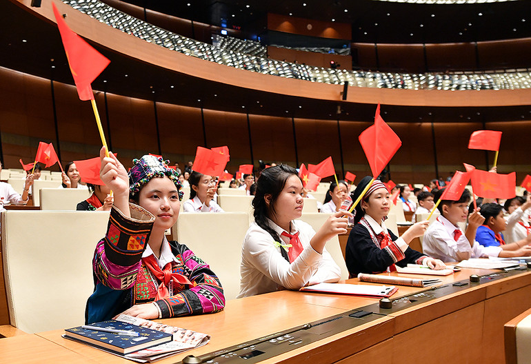 Các đại biểu thiếu nhi tham gia Phiên họp.