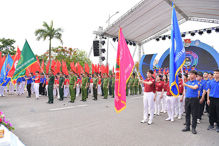 Các lực lượng tình nguyện ra quân tại buổi lễ.