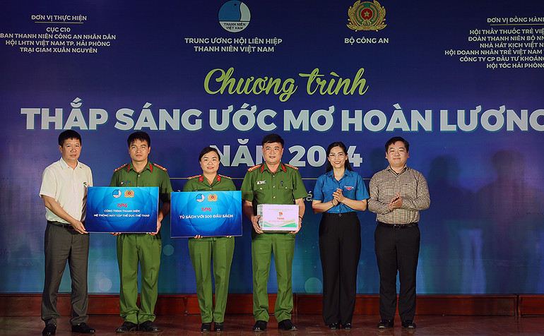 Ban Tổ chức trao tủ sách, hệ thống máy tập thể dục và hạt giống tặng cán bộ, chiến sĩ Trại giam Xuân Nguyên.