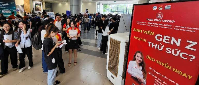 Đông đảo bạn trẻ đến với Ngày hội từ sáng sớm.