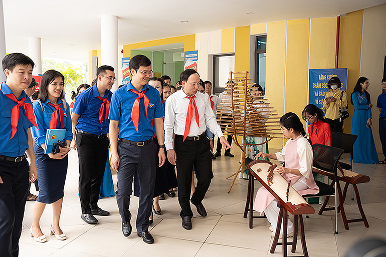 Các đồng chí Nguyễn Xuân Ký, Bùi Quang Huy và đại diện các đơn vị liên quan thăm một số lớp học nhạc cụ dân tộc cho thiếu nhi tại địa phương. Các đồng chí Nguyễn Xuân Ký, Bùi Quang Huy và đại diện các đơn vị liên quan thăm một số lớp học nhạc cụ dân tộc cho thiếu nhi tại địa phương.