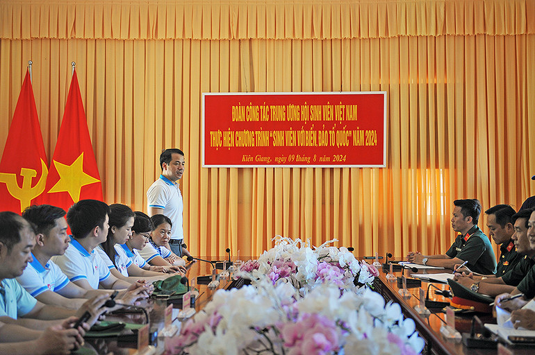 Đồng chí Ngô Văn Cương phát biểu ý kiến tại buổi làm việc.