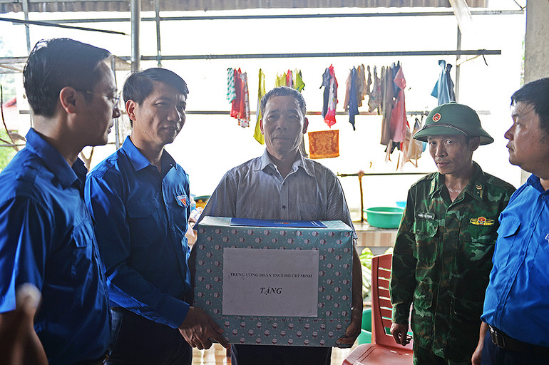 Bí thư Thường trực Trung ương Đoàn, Chủ tịch Hội Liên hiệp Thanh niên Việt Nam Nguyễn Ngọc Lương (thứ 2 từ trái sáng) cùng các thành viên đoàn công tác của Trung ương Đoàn, Tỉnh đoàn Điện Biên trao quà, động viên gia đình đoàn viên Cà Thị Oanh.