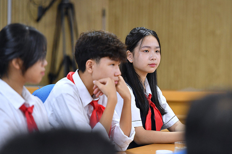 Các đại biểu chính thức của phiên họp có mặt tại chương trình gặp mặt báo chí.