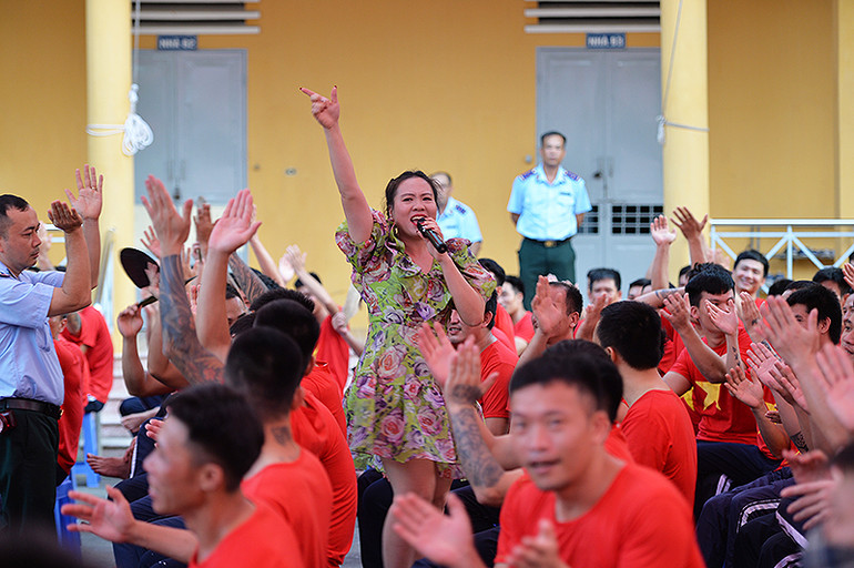 Các thành viên Câu lạc bộ Nghệ sĩ trẻ Việt Nam mang đến bầu không khí sôi nổi tại chương trình.