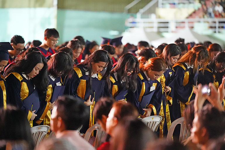 Nghi lễ cúi đầu tạ ơn mẹ được thực hiện đồng loạt bởi hàng nghìn bạn trẻ.