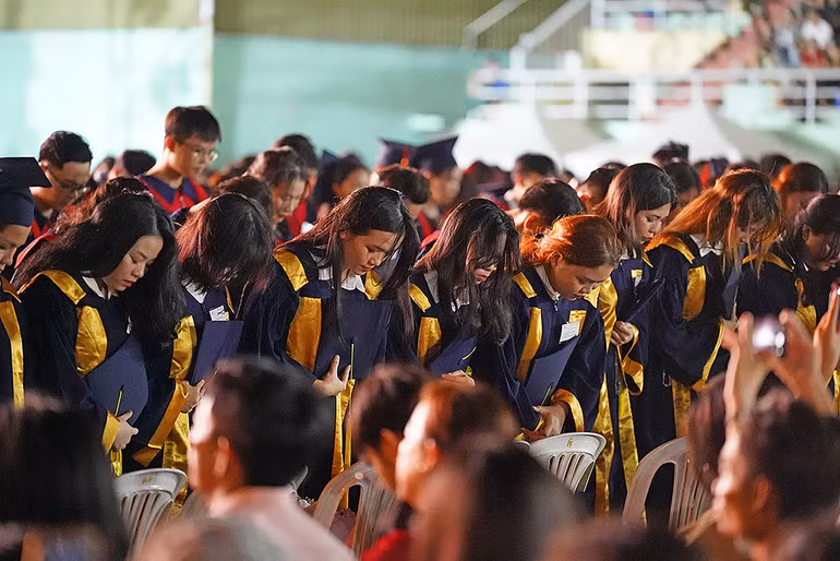 Nghi lễ cúi đầu tạ ơn mẹ được thực hiện đồng loạt bởi hàng nghìn bạn trẻ.