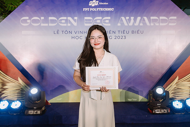 Nguyễn Phước Quý Ngân trong một buổi lễ tuyên dương sinh viên tiêu biểu. Ảnh do nhân vật cung cấp. Nguyễn Phước Quý Ngân trong một buổi lễ tuyên dương sinh viên tiêu biểu. Ảnh do nhân vật cung cấp.