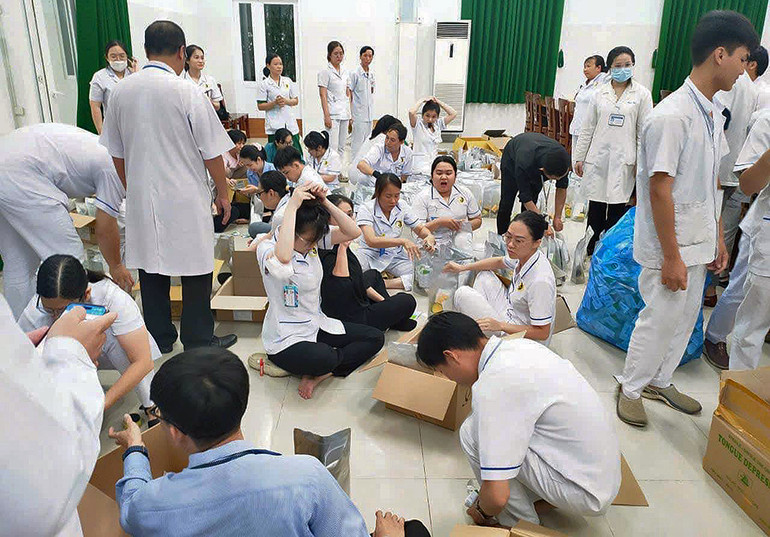 Y, bác sĩ trẻ tình nguyện trên khắp cả nước huy động, đóng gói thuốc để gửi hỗ trợ các địa phương chịu ảnh hưởng do bão số 3.