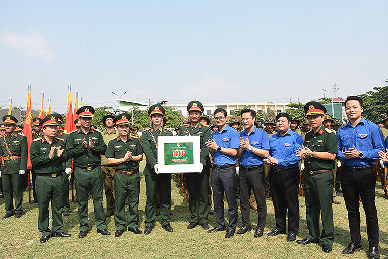 Đoàn công tác trao quà tặng cán bộ, chiến sĩ tham gia tập luyện diễu hành.