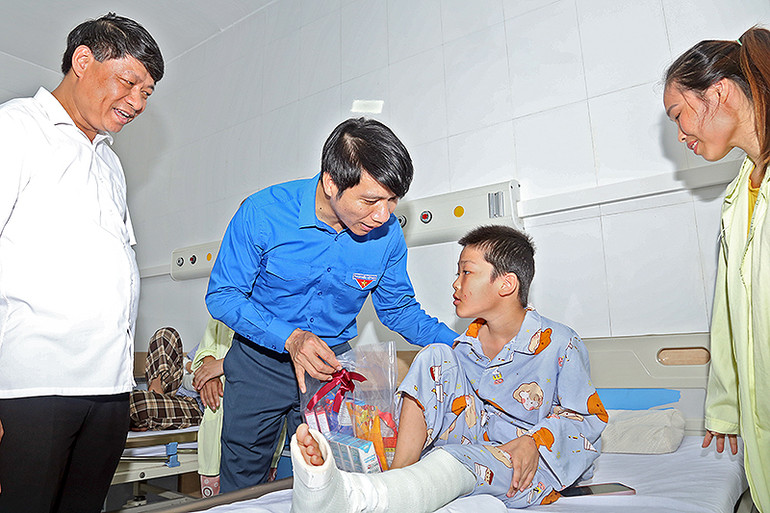 Bí thư Thường trực Trung ương Đoàn Nguyễn Ngọc Lương thăm, trao quà tặng các bệnh nhi tại thành phố Hải Phòng.