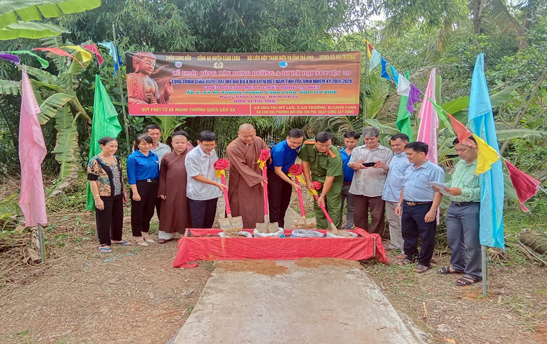 Đại đức Thích Minh Trí (thứ 6 từ trái sang) cùng đại diện các đơn vị liên quan khởi công xây dựng đường giao thông nông thôn tại xã An Trường (huyện Càng Long, tỉnh Trà Vinh). Đại đức Thích Minh Trí (thứ 6 từ trái sang) cùng đại diện các đơn vị liên quan khởi công xây dựng đường giao thông nông thôn tại xã An Trường (huyện Càng Long, tỉnh Trà Vinh).