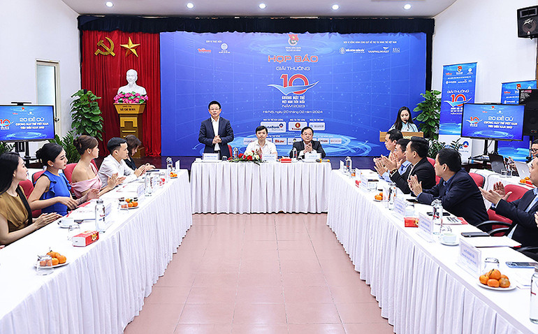 Buổi họp báo thông tin về Giải thưởng diễn ra dưới sự điều hành của Bí thư Trung ương Đoàn Nguyễn Minh Triết (ở giữa).