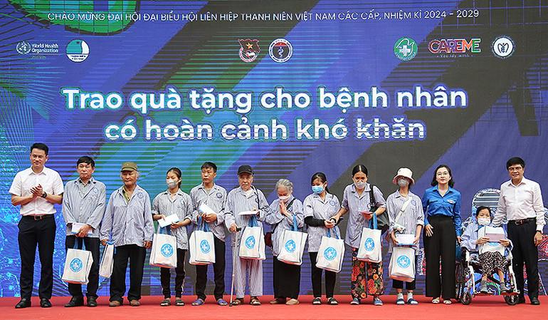 Phó Chủ tịch Hội Liên hiệp Thanh niên Việt Nam Nguyễn Kim Quy (ngoài cùng bên trái) và đại diện các đơn vị liên quan trao quà tặng người bệnh, gia đình người bệnh. Phó Chủ tịch Hội Liên hiệp Thanh niên Việt Nam Nguyễn Kim Quy (ngoài cùng bên trái) và đại diện các đơn vị liên quan trao quà tặng người bệnh, gia đình người bệnh.