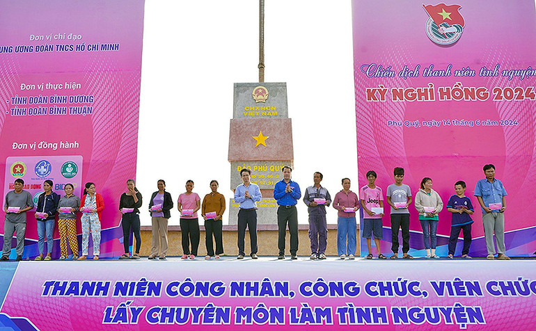 Ban Tổ chức trao quà tặng người dân, thanh, thiếu nhi có hoàn cảnh khó khăn trên đảo.