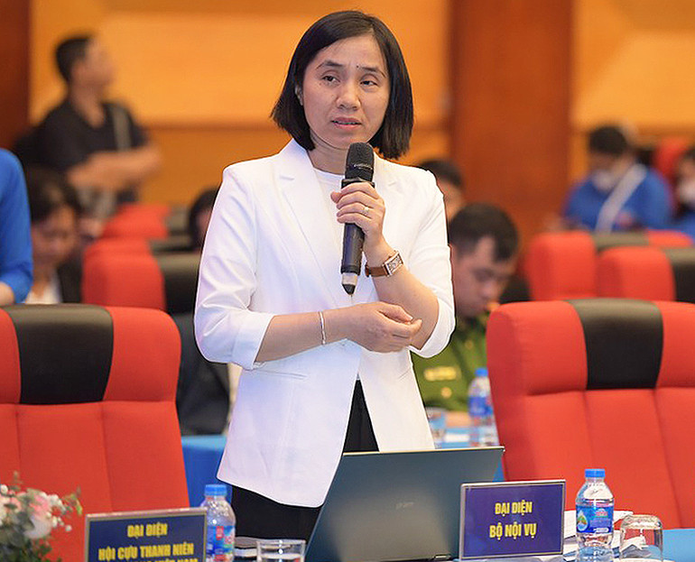 Phó Vụ trưởng Vụ Công tác Thanh niên (Bộ Nội vụ) Lương Thị Hải Anh trả lời câu hỏi của đại biểu