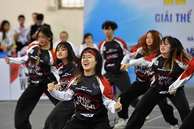 Màn trình diễn nhảy đối kháng làm nóng không khí lễ khai mạc. Màn trình diễn nhảy đối kháng làm nóng không khí lễ khai mạc.