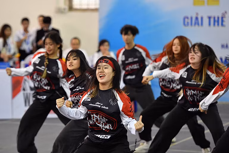 Màn trình diễn nhảy đối kháng làm nóng không khí lễ khai mạc.