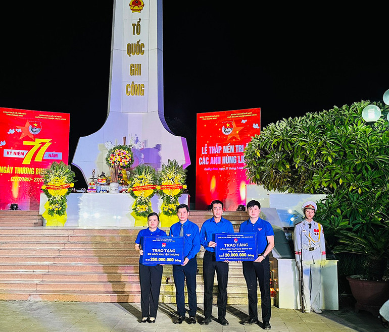 Ban tổ chức trao biển tượng trưng kinh phí triển khai các công trình, phần việc thanh niên.