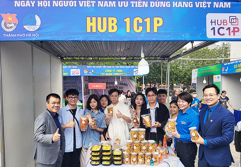 Đại diện các cơ quan, đơn vị tham quan các gian hàng của thanh niên tại Ngày hội.