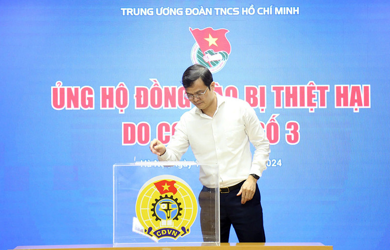 Bí thư thứ nhất Trung ương Đoàn tiến hành quyên góp ủng hộ.