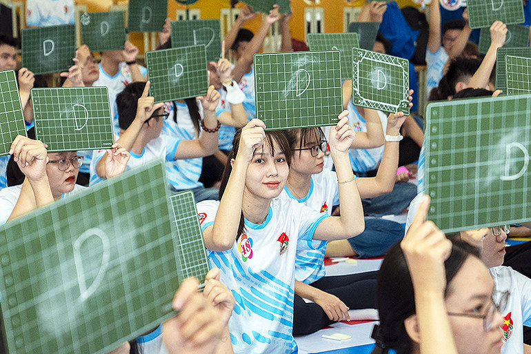 Đoàn viên, thanh niên tại cuộc thi Rung chuông vàng tìm hiểu về tác hại của thuốc lá trong khuôn khổ Ngày hội.