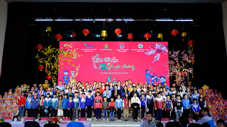 Đại diện Trung ương Đoàn, Hội đồng Đội Trung ương và các đơn vị liên quan cùng thiếu nhi có hoàn cảnh khó khăn tại chương trình.