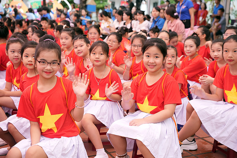 Thiếu nhi Hải Dương hân hoan trong màu áo cờ đỏ sao vàng tại Ngày hội. Thiếu nhi Hải Dương hân hoan trong màu áo cờ đỏ sao vàng tại Ngày hội.