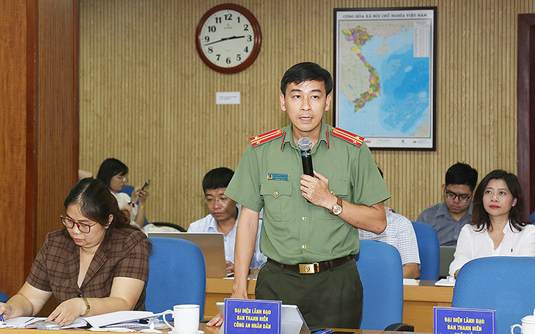 Các đại biểu cho ý kiến về dự thảo Báo cáo.