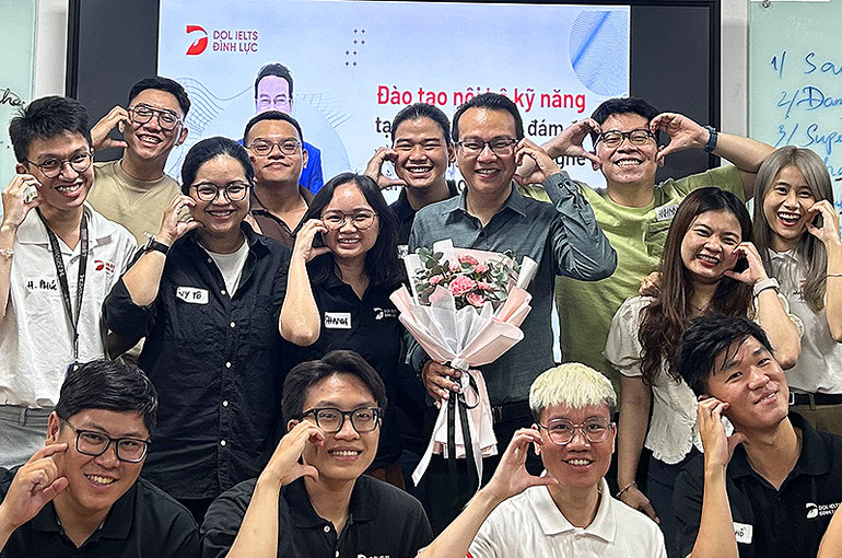 Tiến sĩ Đào Lê Hòa An (áo màu xám) cùng các học viên.