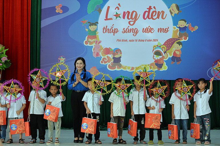 Niềm vui của các em nhỏ khi được nhận quà Trung thu sau thiên tai tại chương trình "Lồng đèn thắp sáng ước mơ".