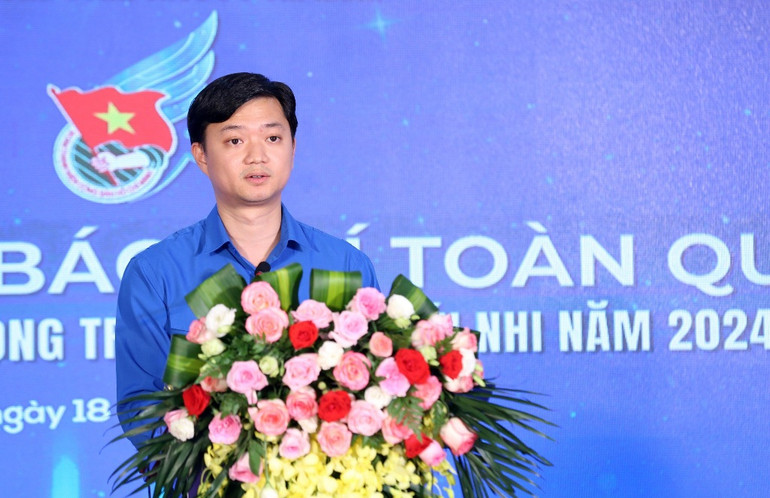 Đồng chí Nguyễn Minh Triết, Bí thư Trung ương Đoàn, Chủ tịch Hội Sinh viên Việt Nam đại diện Hội đồng Giám khảo Giải báo chí phát biểu ý kiến tại buổi lễ.